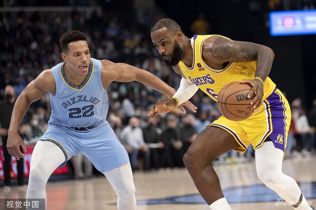 尼克斯主帅迈克·布朗的采访简直语出惊人：“我在NBA混了一辈子，从没见过哪个22岁的年轻人，会像苦行僧一样搞什么宗教静修和闭关训练。无论赛季内外，他的自律程度简直非人类。”不仅如此，“庄神”德拉蒙德也承认文班是全联盟最难对付的对手，没有之一：“我防他简直绝望，身体对抗他就像泥鳅一样，外线防...