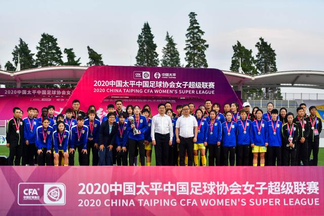 男足小组赛中国队遇对手恶意犯规，解说员愤怒质疑裁判